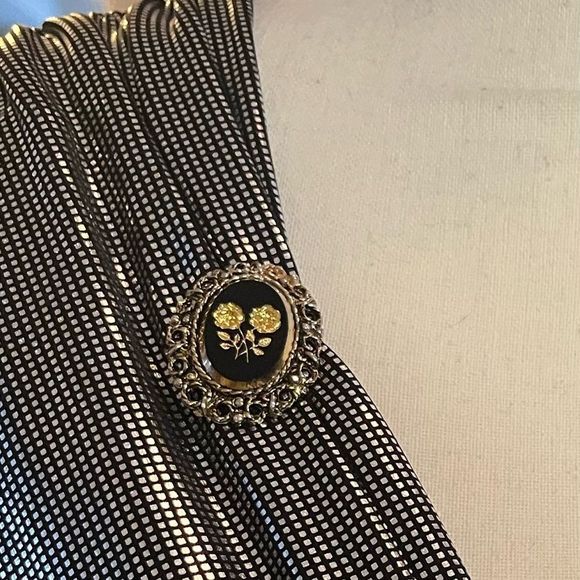 Updated- Vintage gold double rose etched brooch - Picture 5 of 9